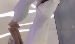 爆料全网小姐姐穿拖鞋视频,小姐姐拖鞋穿搭风潮来袭！