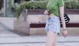 爆料全网小姐姐穿拖鞋视频,小姐姐拖鞋穿搭风潮来袭！